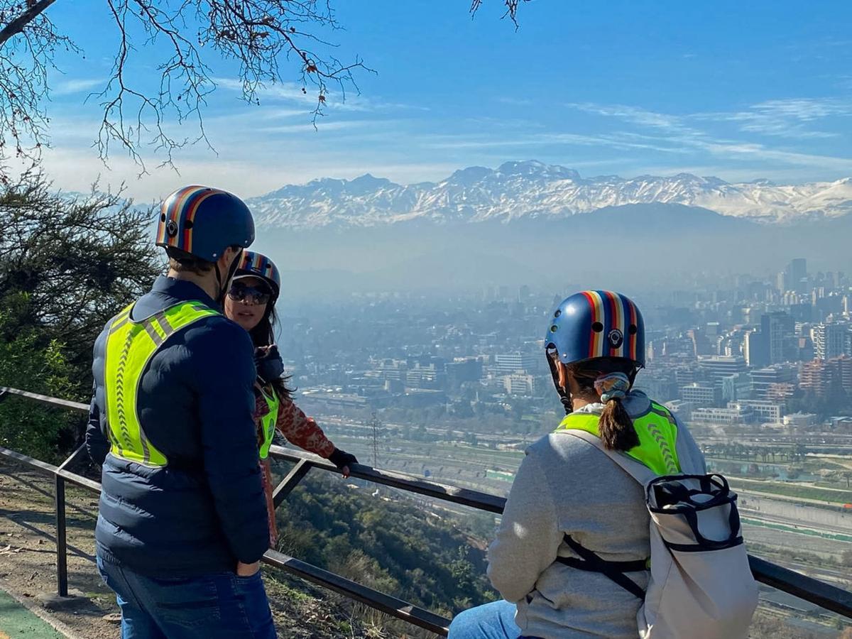 Aventura al atardecer en scooter eléctrico en cerro San Cristóbal y Pedro de Valdivia Norte