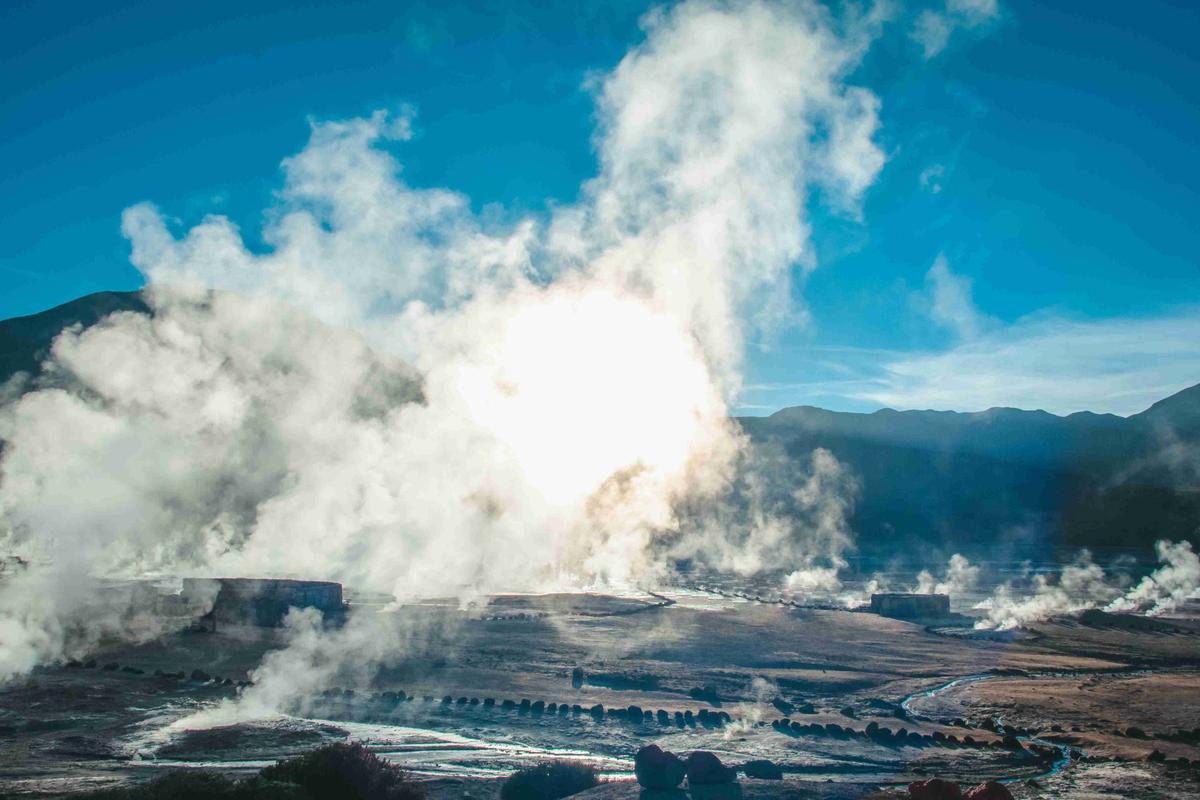 Amanecer en los Géiseres del Tatio: Naturaleza y Fauna en San Pedro