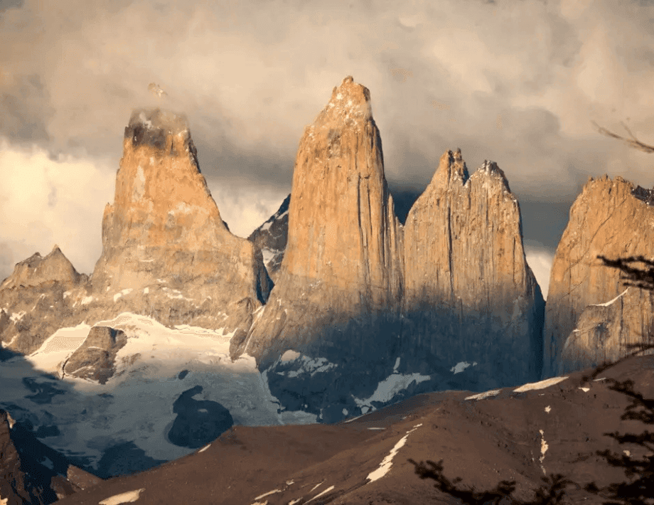 Full Day Torres del Paine y Cueva del Milodón desde Punta Arenas: Naturaleza Única